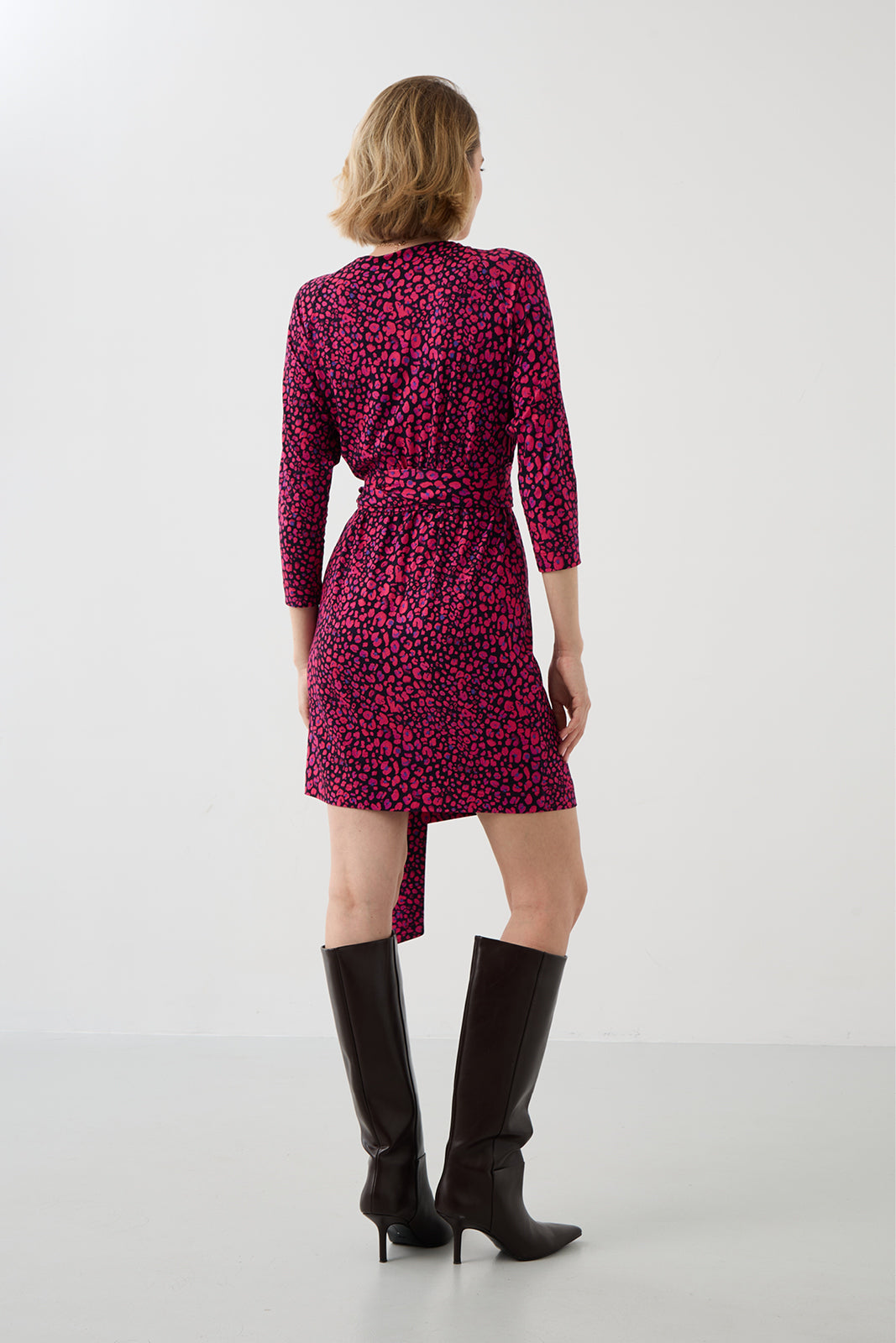 Sukienka BOGINI PRZED KOLANO print mini leo pink & art blue