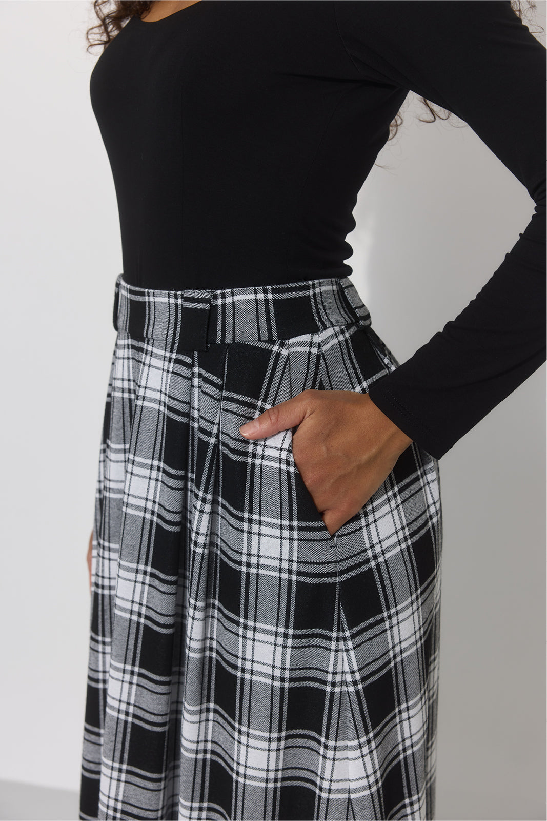 SPÓDNICA GARNITUROWA MAXI krata czarno-biała