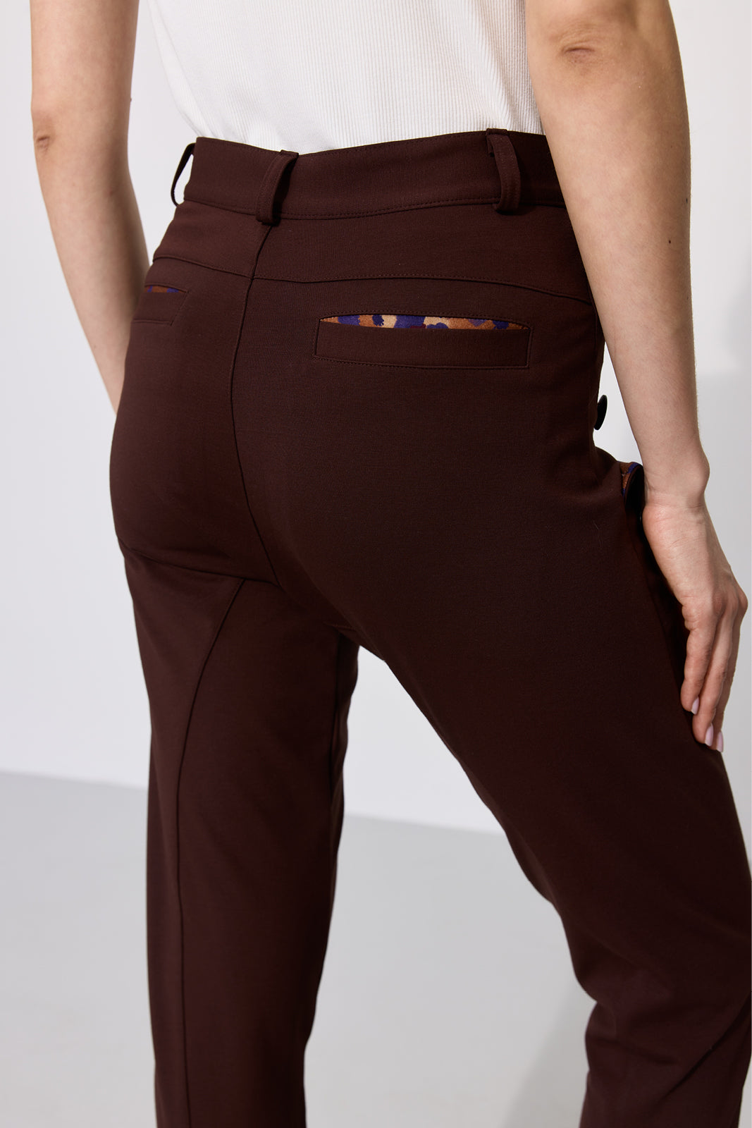 MADOXY espresso & print leo burgundy
