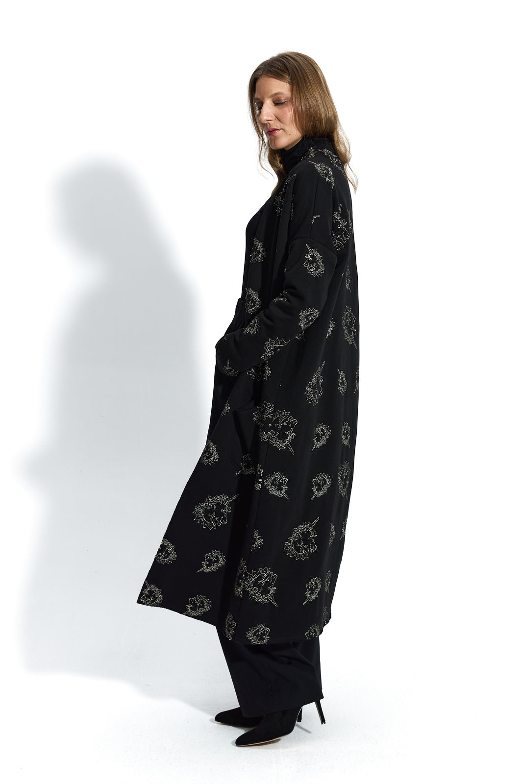 Czarna sukienka z delikatnym wzorem, szyta w Polsce – elegancka i wygodna moda dla kobiet.