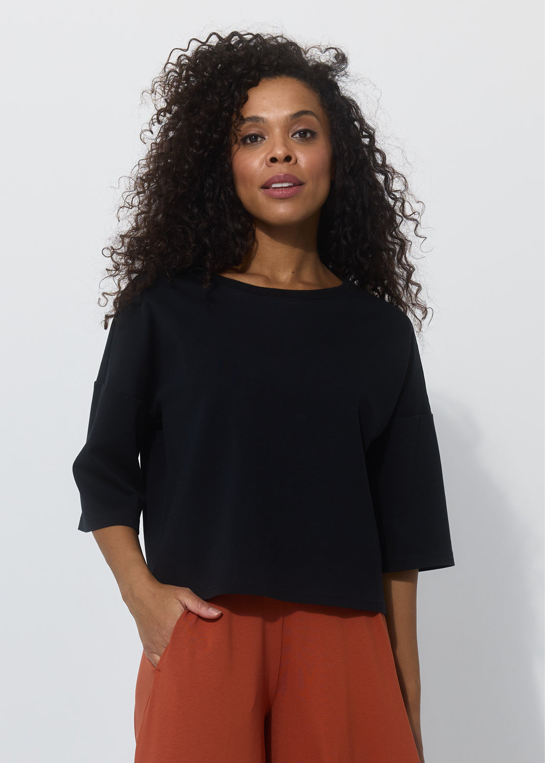 AMINA 175 cm<br>kosmetolożka, modelka<br>bluzka XS|#000000|#ffffff|