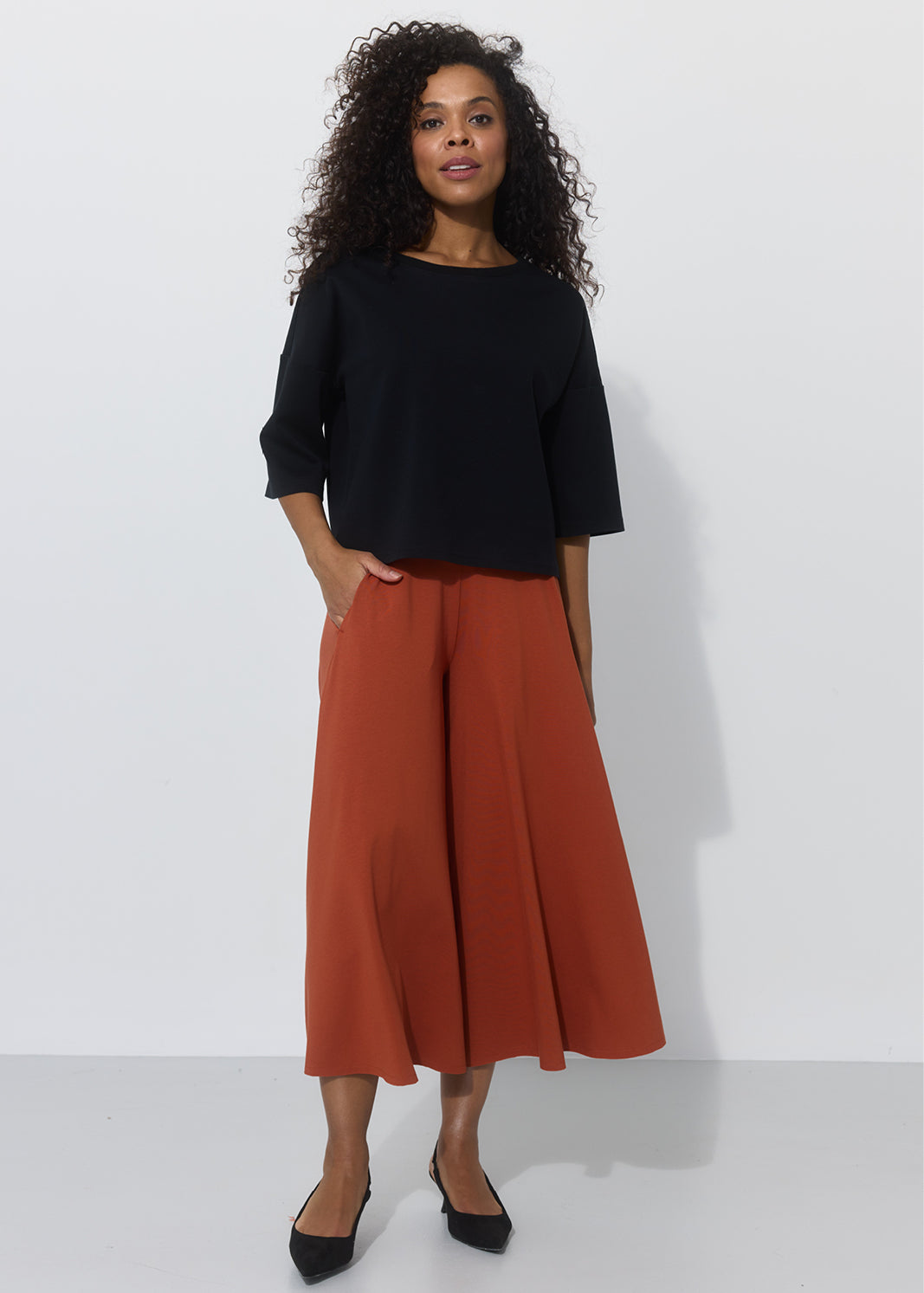 AMINA 175 cm<br>kosmetolożka, modelka<br>spodnie XS|#000000|#ffffff|