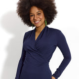 Granatowa bluzka z długim rękawem i wiązaniem, idealna do stylizacji z szarą spódnicą