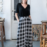 SPÓDNICA GARNITUROWA MAXI krata czarno-biała