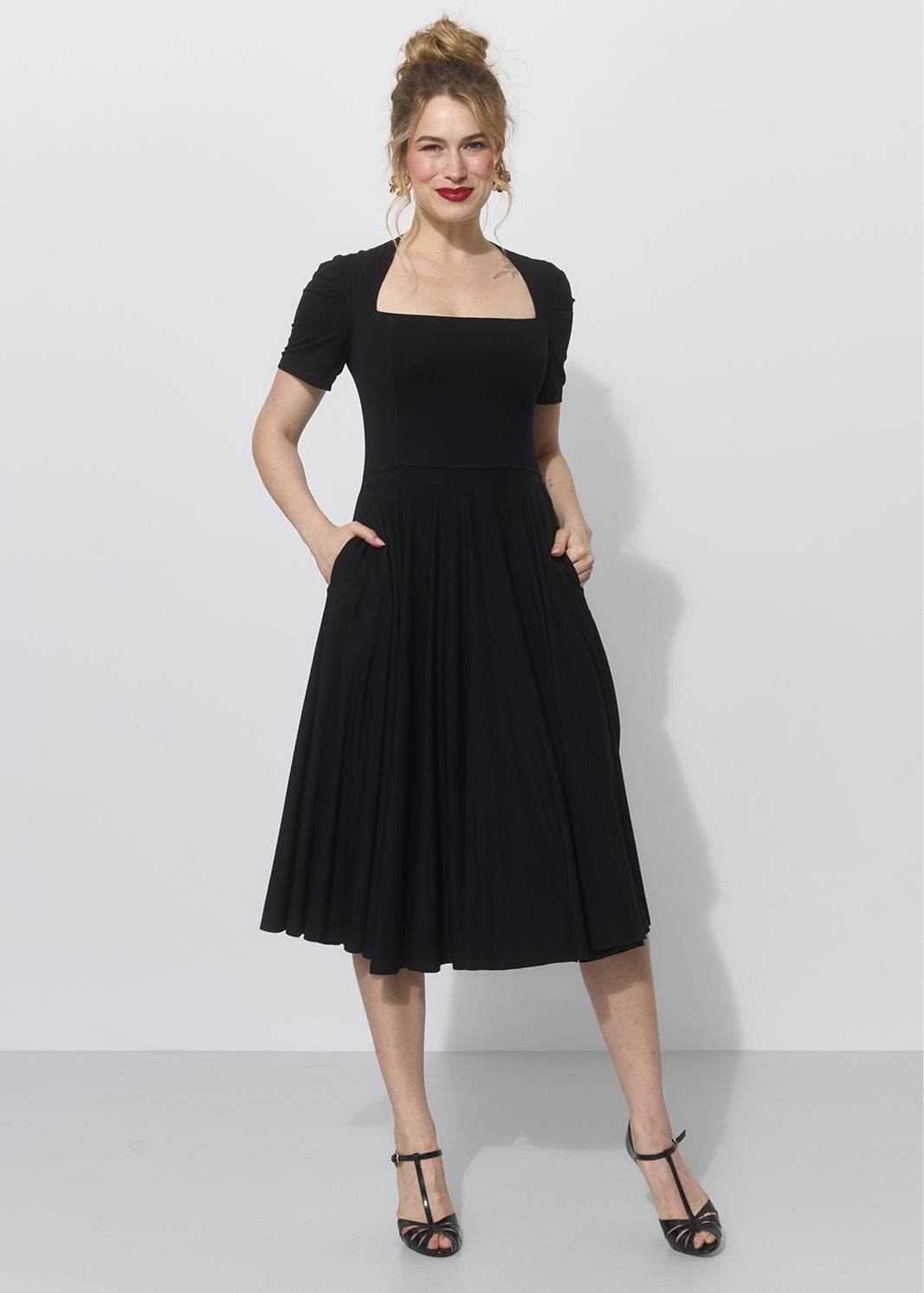 KINGA 175 cm<br>linergistka, modelka<br>sukienka XS|#000000|#ffffff|