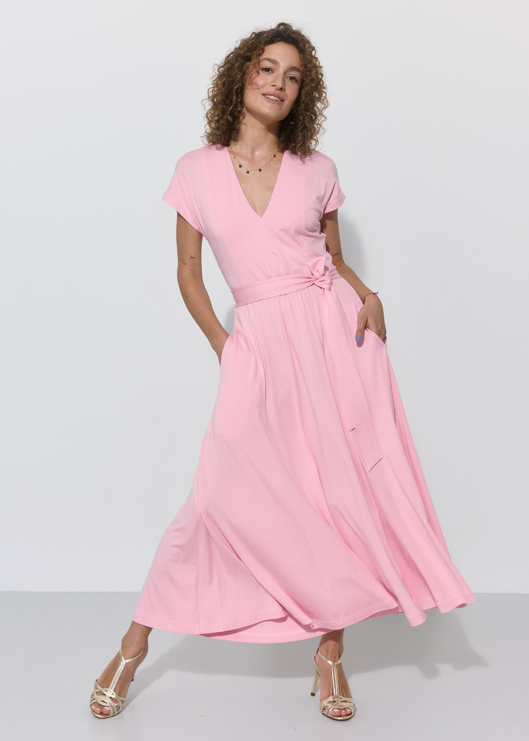 ALA 164 cm<br>redaktorka kulturalna, producentka teledysków dla dzieci, mama<br>sukienka XS|#000000|#ffffff| 