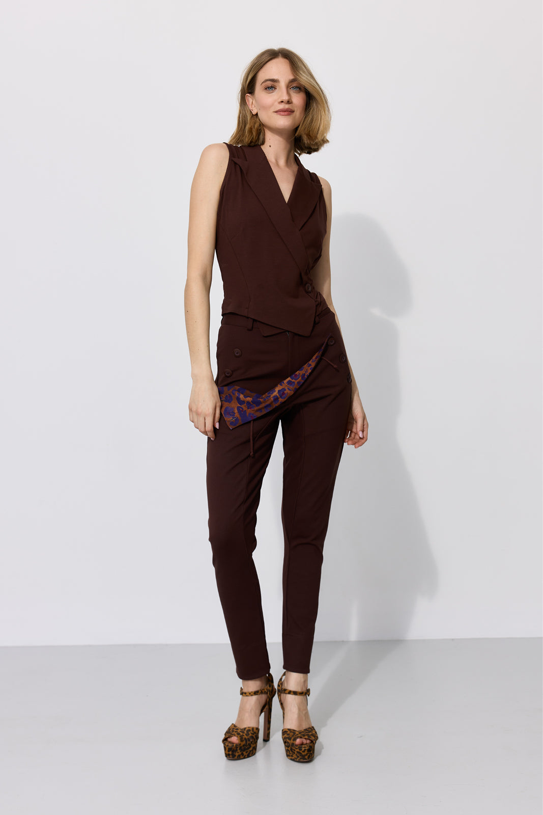 MADOXY espresso & print leo burgundy