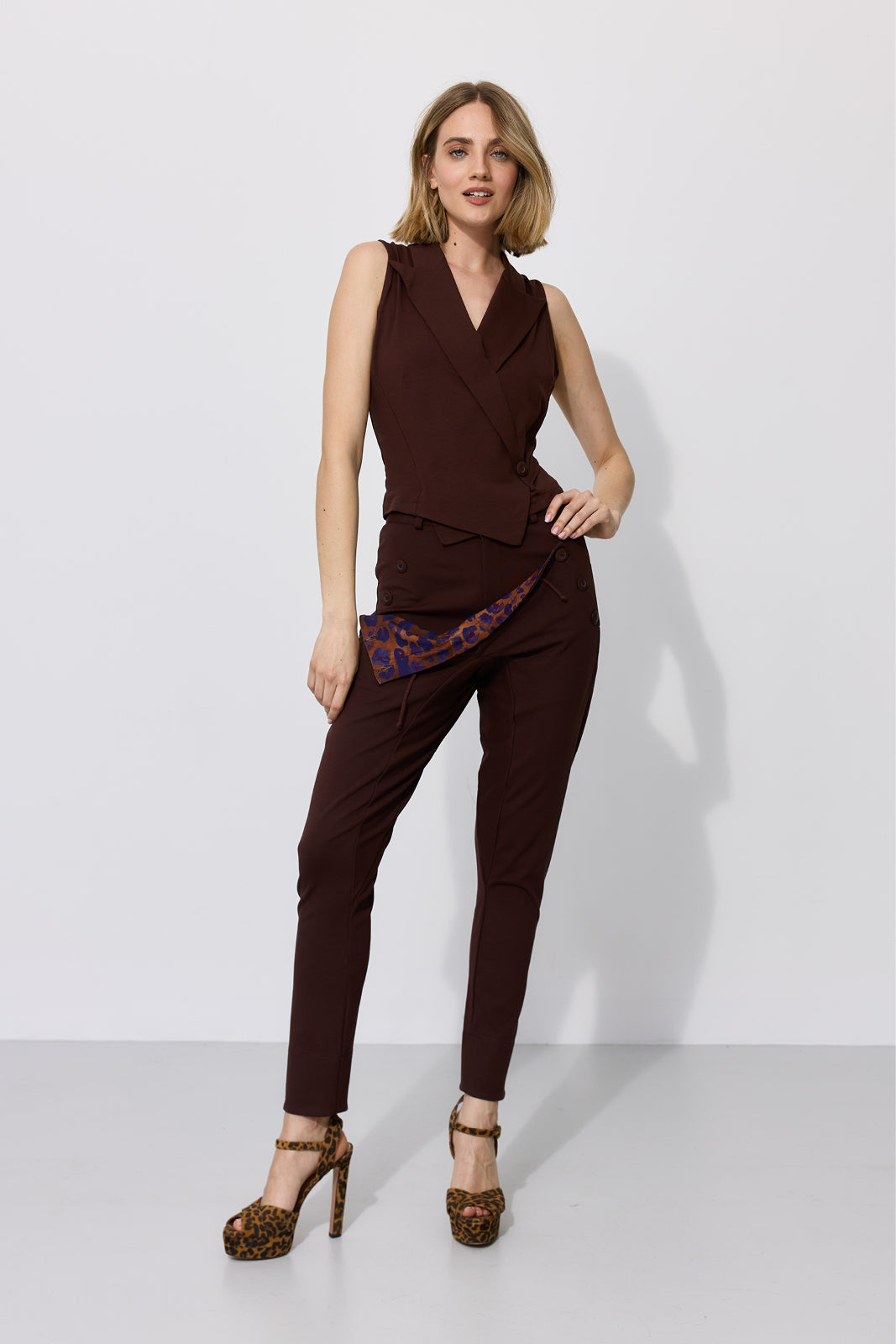 MADOXY espresso & print leo burgundy
