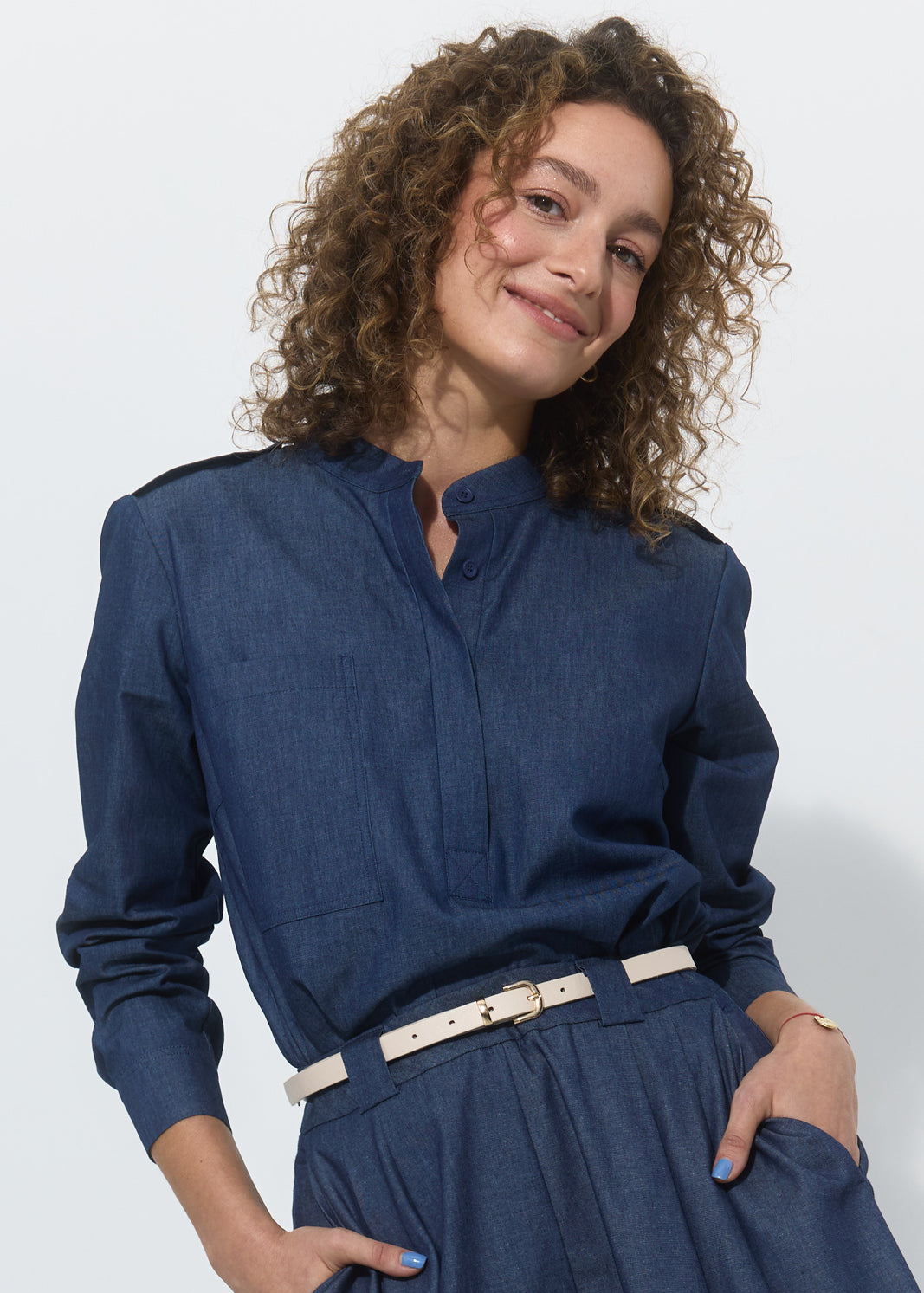 ALA 164 cm<br>redaktorka kulturalna, producentka teledysków dla dzieci, mama<br>koszula XS|#000000|#ffffff|