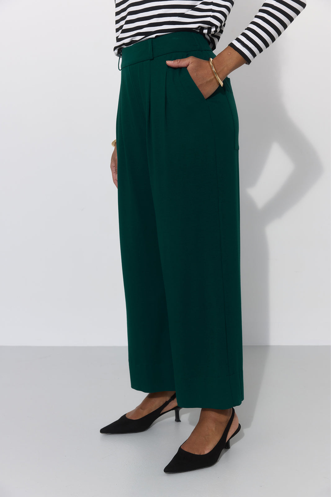 Zielone, szerokie spodnie damskie z kieszeniami, stylowe i wygodne, idealne na co dzień