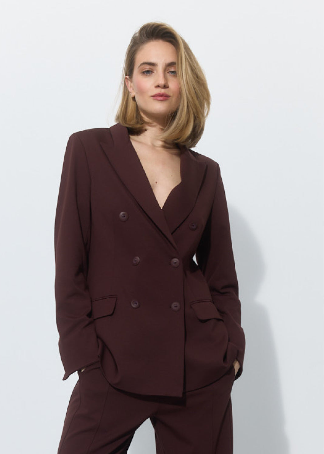 JULIE 176 cm
<br>modelka, studentka prawa<br>marynarka XS|#000000|#ffffff| 