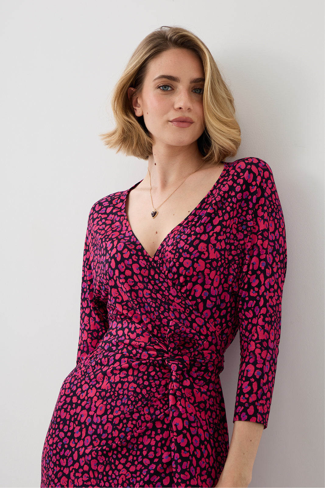 Sukienka BOGINI PRZED KOLANO print mini leo pink & art blue