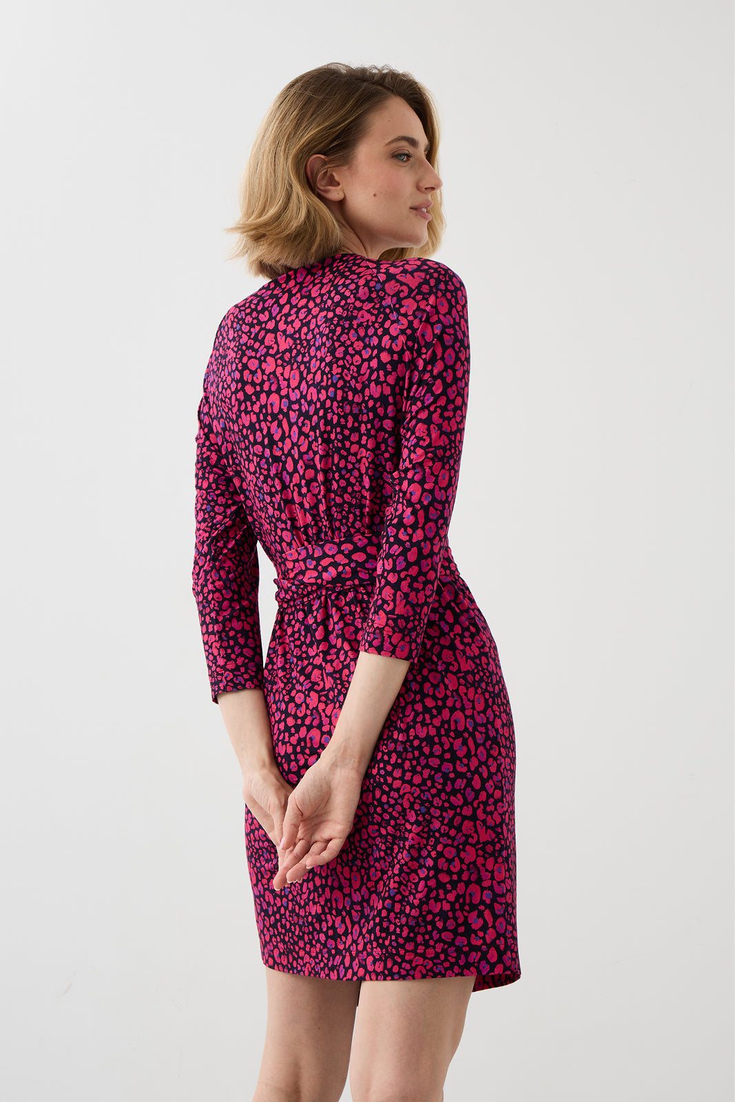 Sukienka BOGINI PRZED KOLANO print mini leo pink & art blue