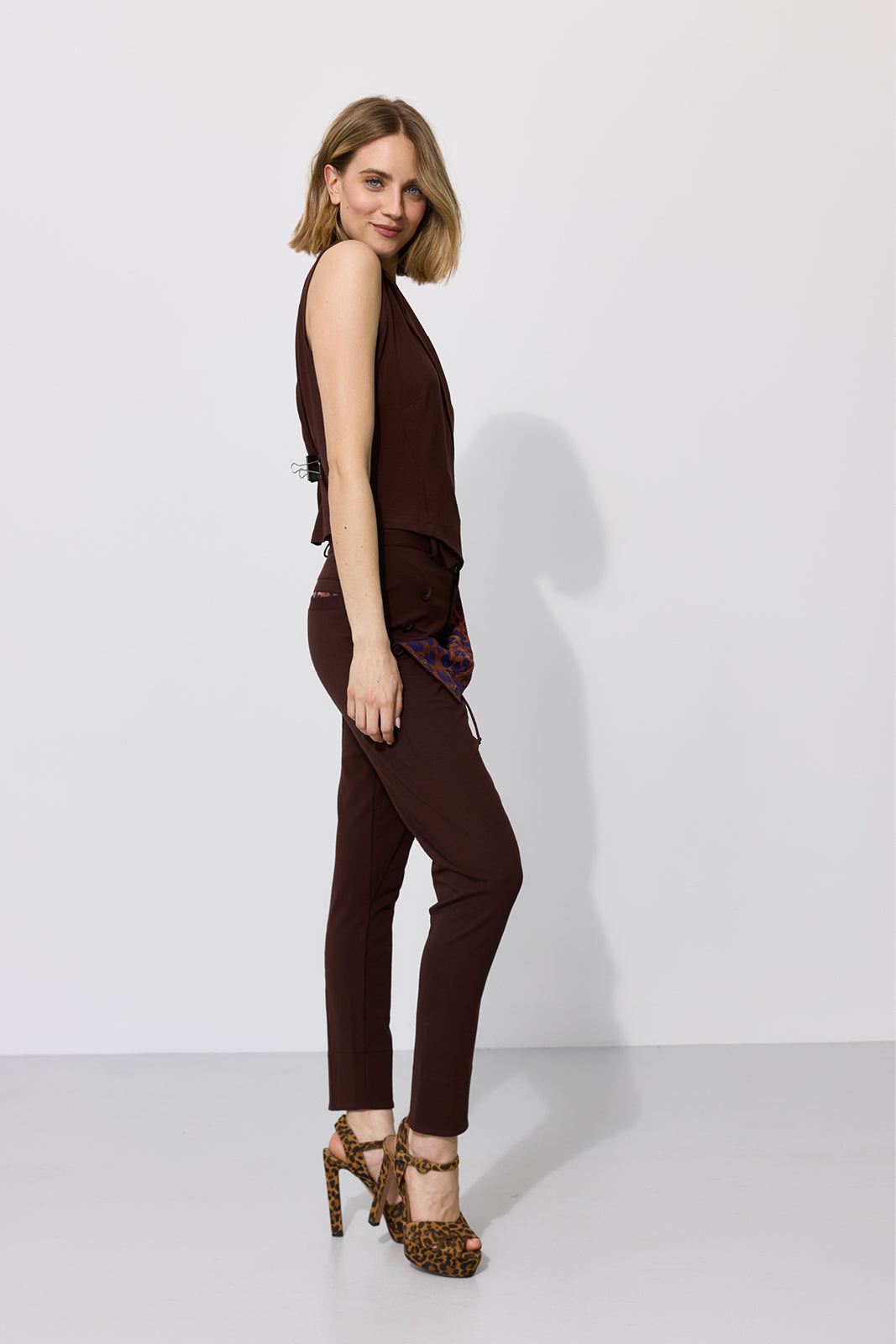 MADOXY espresso & print leo burgundy