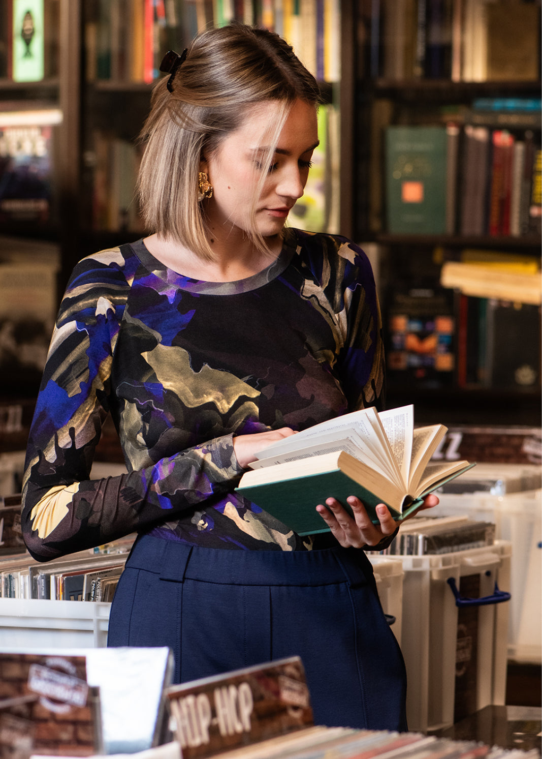 JULIE 176 cm
<br>modelka, studentka prawa<br>bluzka S|#000000|#ffffff| 