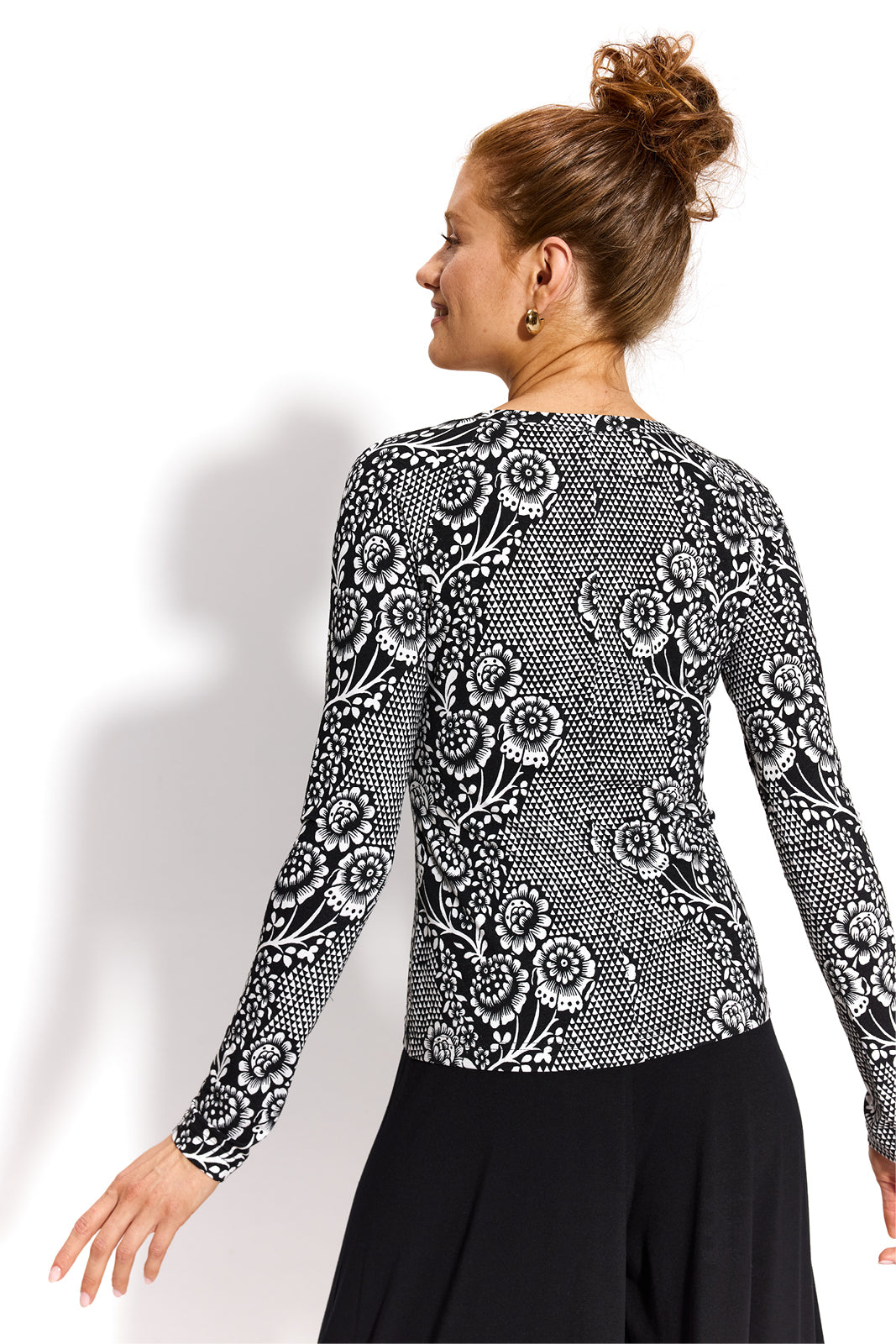 SAWCIA Z DŁUGIM RĘKAWEM print koronkowa robota na czerni