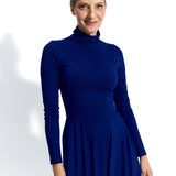 Niebieska sukienka z golfem, elegancka i wygodna, idealna na co dzień