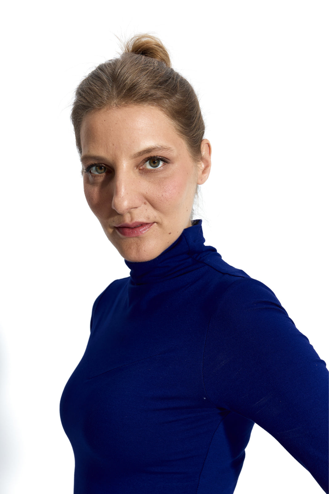 Kobieta w granatowej bluzie z golfem, stylowa i wygodna odzież damska