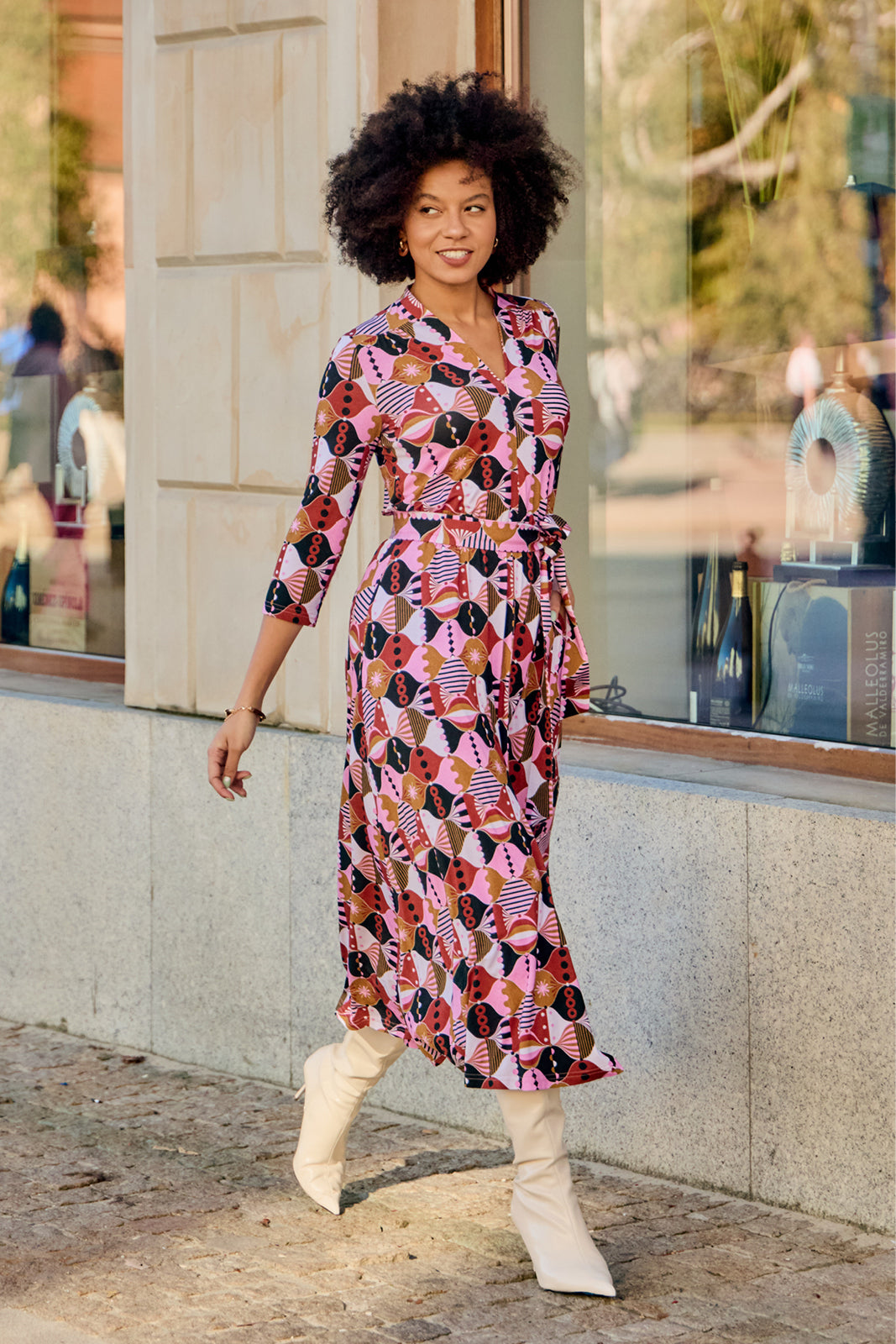Kobieta w kolorowej, geometrycznej sukience midi z pasem i beżowych butach na ulicy – moda polska, self-care fashion