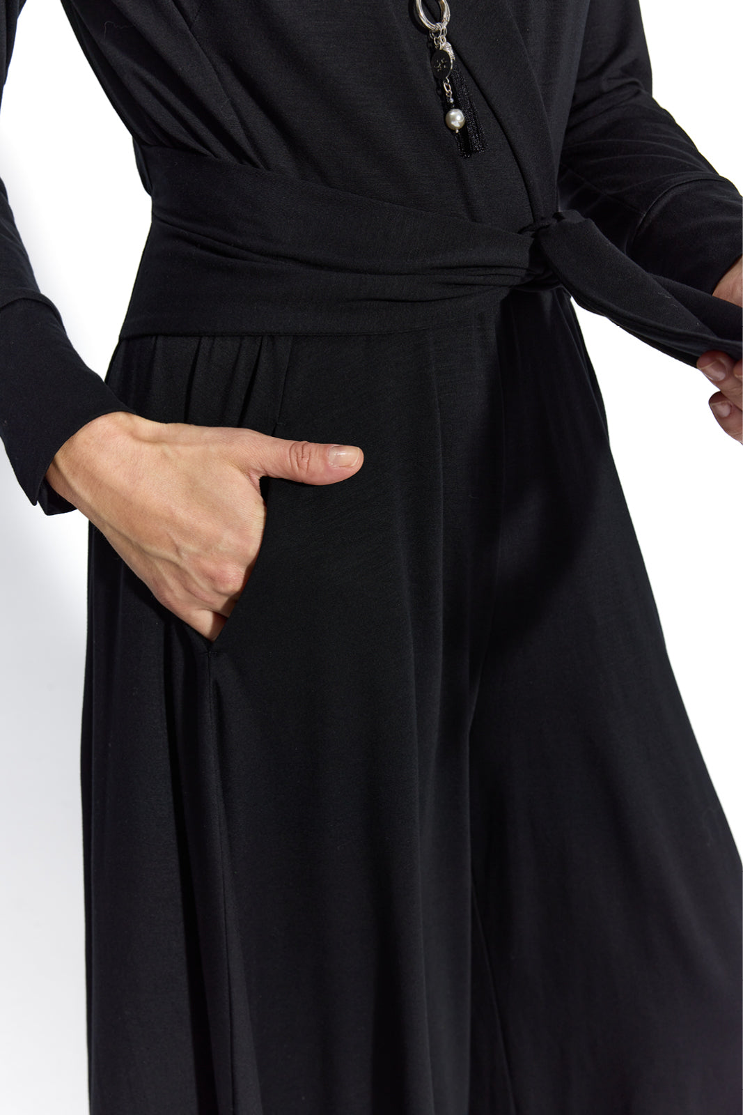 Czarna sukienka z kieszeniami i wiązanym pasem, elegancka i wygodna