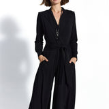 Czarny jumpsuit z wiązaniem w pasie, idealny na co dzień lub na imprezę