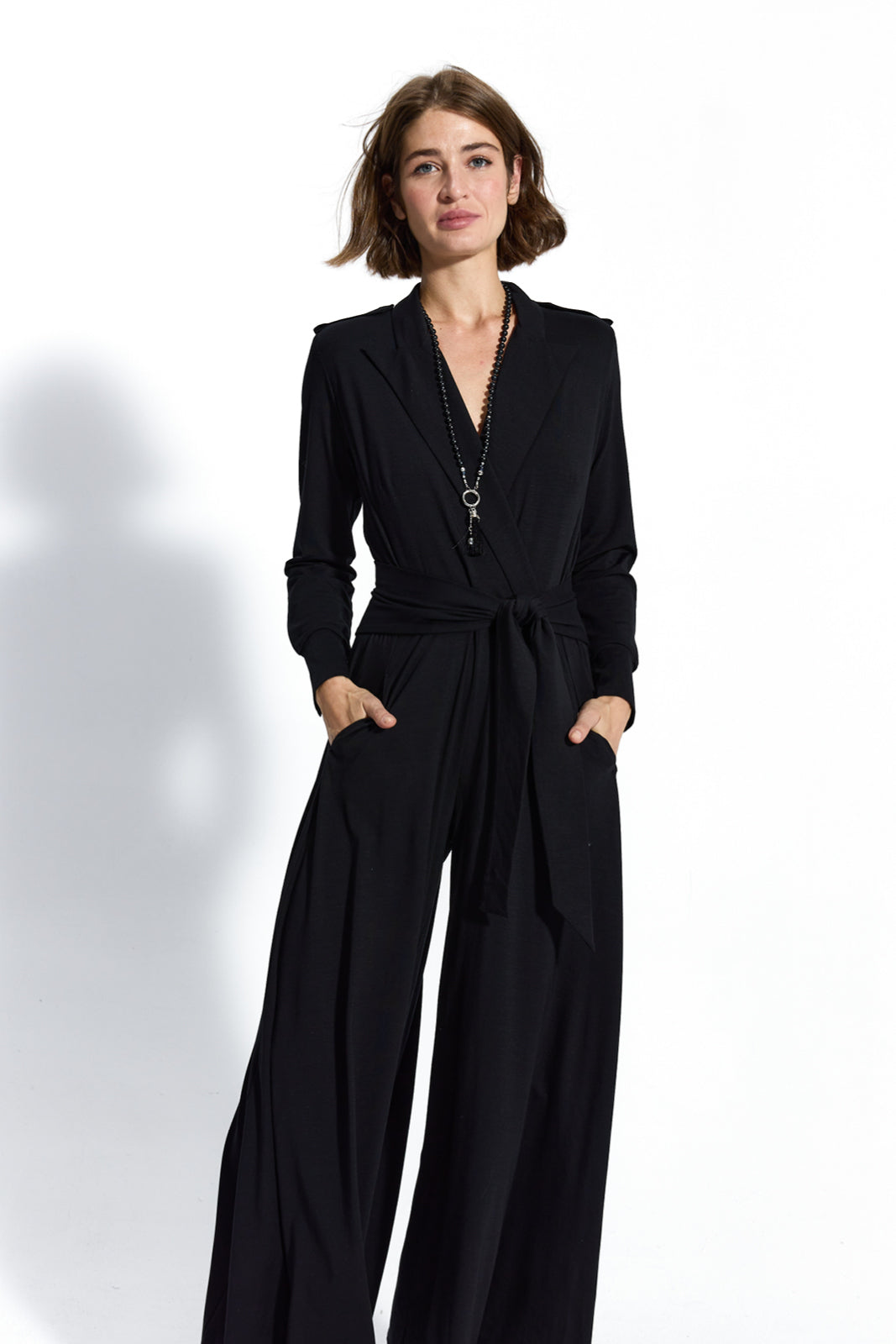 Czarny jumpsuit z wiązaniem w pasie, idealny na co dzień lub na imprezę