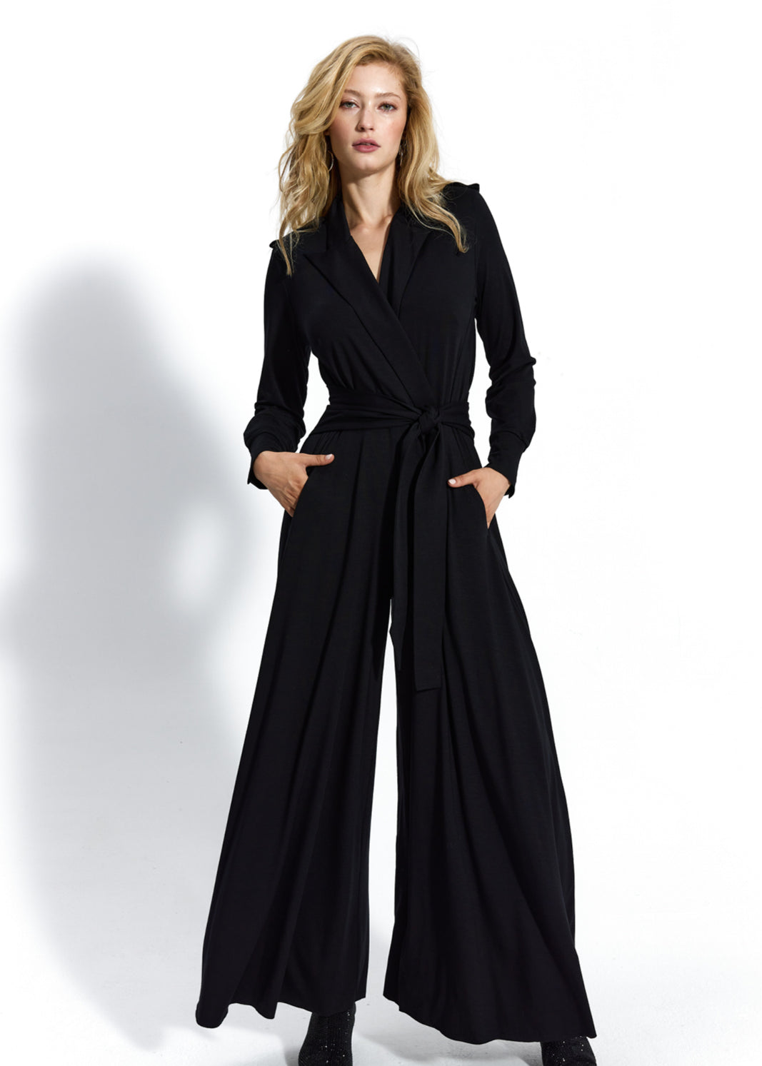 Czarna sukienka typu jumpsuit z wiązaniem w pasie, szerokimi nogawkami i kieszeniami – elegancka i wygodna