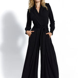 Czarna sukienka typu jumpsuit z wiązaniem w pasie, szerokimi nogawkami i kieszeniami – elegancka i wygodna