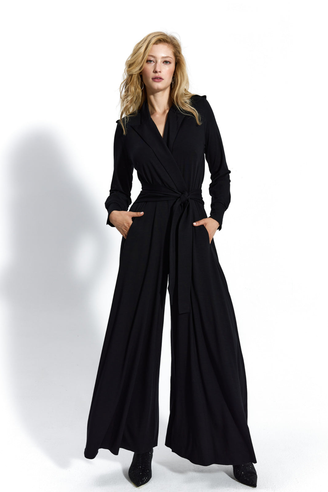 Czarna sukienka typu jumpsuit z wiązaniem w pasie, szerokimi nogawkami i kieszeniami – elegancka i wygodna