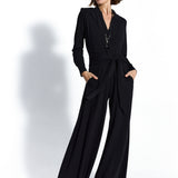 Czarny jumpsuit z wiązaniem w pasie, idealny na co dzień lub na imprezę, z kieszeniami i eleganckimi butami.