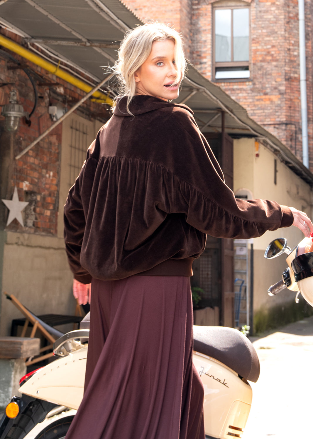 BOMBERKA ROMANTIC czekoladowy welur