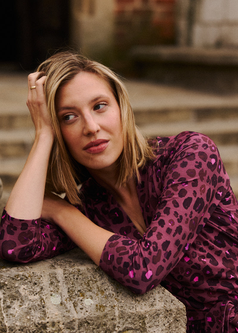 Kobieta w fioletowej sukience w leopardzie, stylowa i wygodna moda polska