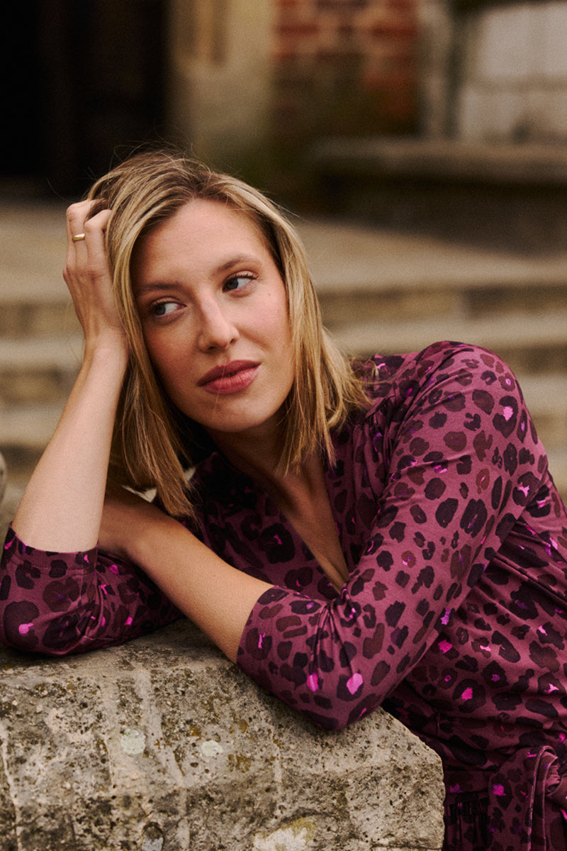Kobieta w fioletowej sukience w leopardzie, stylowa i wygodna moda polska