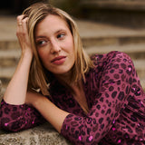 Kobieta w fioletowej sukience w leopardzie, stylowa i wygodna moda polska