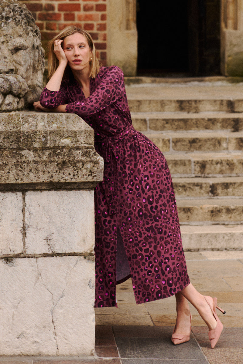 Kobieta w fioletowej sukience w leopardzie z wiązanym pasem, stylowa moda polska, wygodna i elegancka