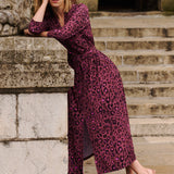 Kobieta w fioletowej sukience w leopardzie z wiązanym pasem, stylowa moda polska, wygodna i elegancka