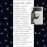 Print SOLARIS – kosmiczny wzór z satelitami i sondami, inspirowany grafiką Pawła Palikota, idealny na sukienki i ubrania.
