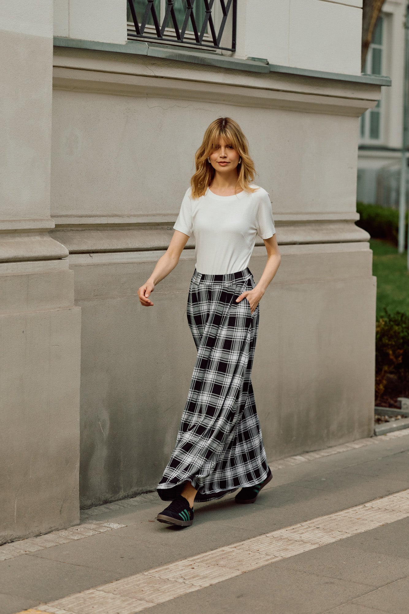 SPÓDNICA GARNITUROWA MAXI krata czarno-biała