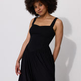 Czarna sukienka wieczorowa z szerokimi ramiączkami i rozkloszowaną spódnicą, idealna na eleganckie okazje.