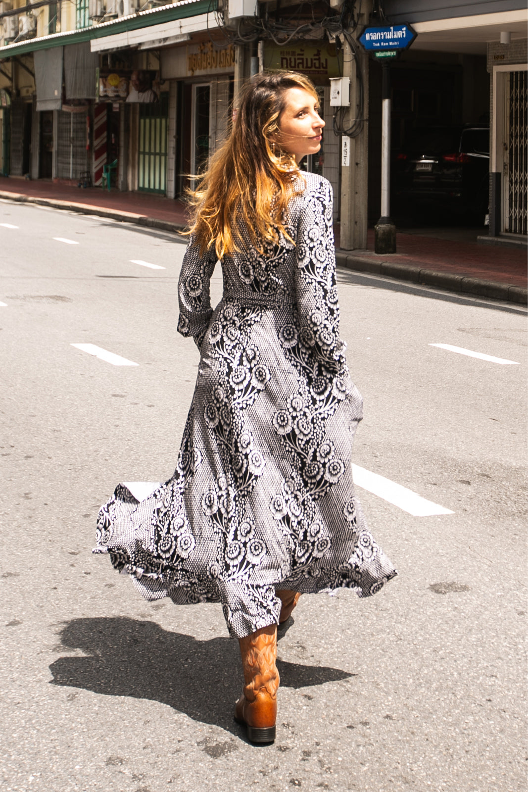 LIKE A LADY print koronkowa robota na czerni