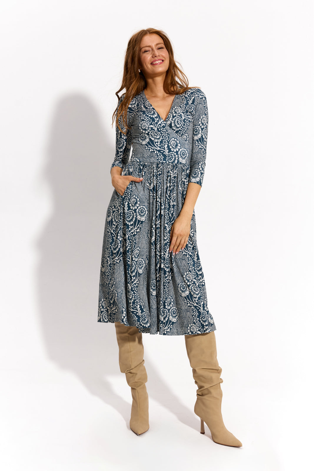 Kobieta w długiej sukience z kwiatowym wzorem i beżowych butach na obcasie, stylowa i wygodna moda damska