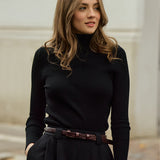 Czarna sukienka z golfem i paskiem w stylu self-care fashion, szyta w Polsce