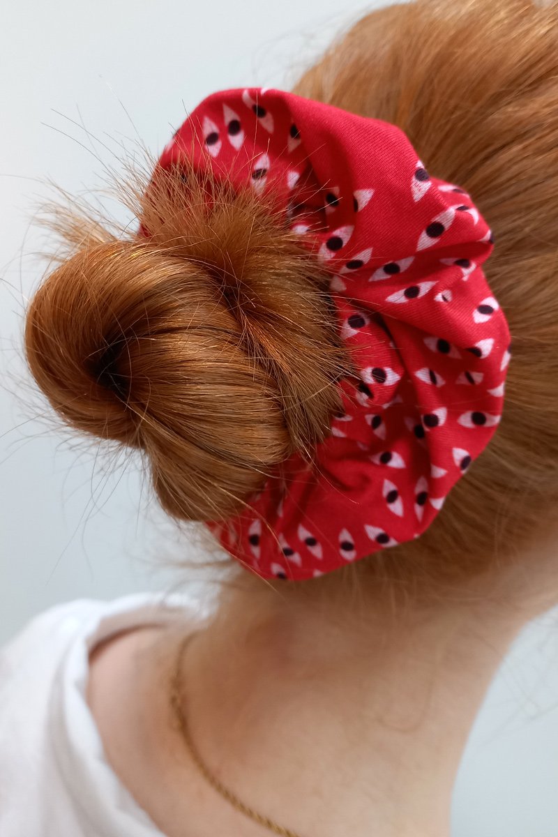 SCRUNCHIE ruby all eyes on you