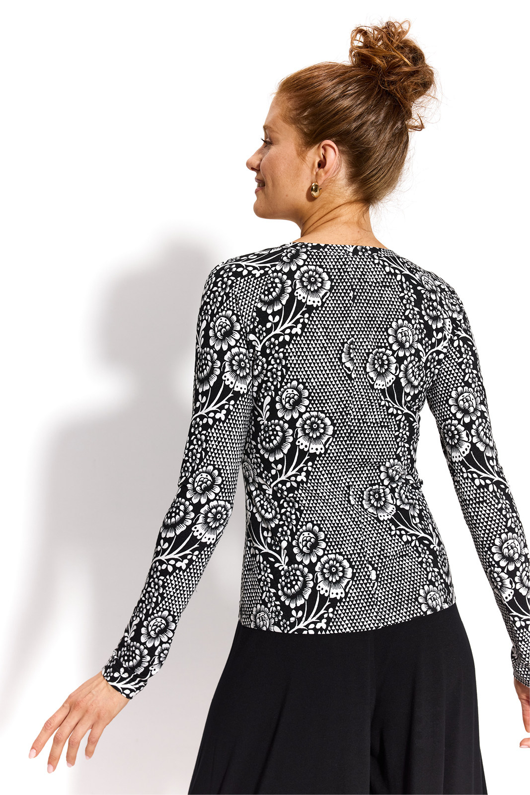 SAWCIA LONGSLEEVE lacework on black print SAWCIA LONGSLEEVE lacework on black print