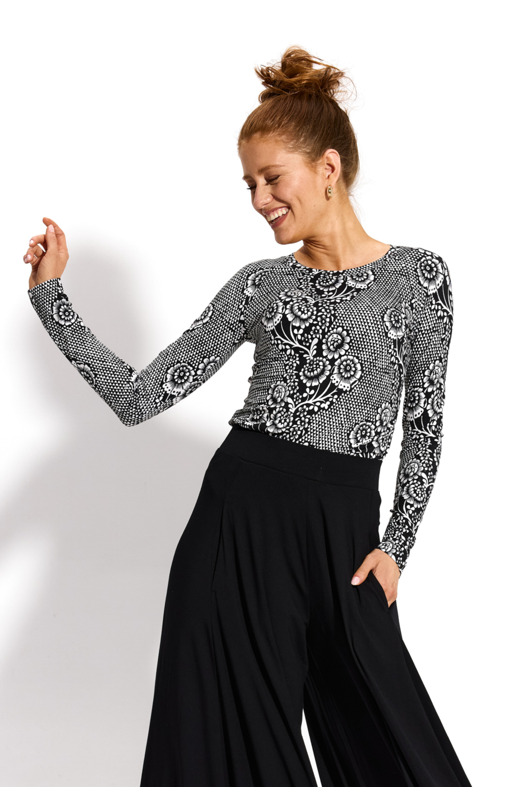 SAWCIA LONGSLEEVE lacework on black print SAWCIA LONGSLEEVE lacework on black print