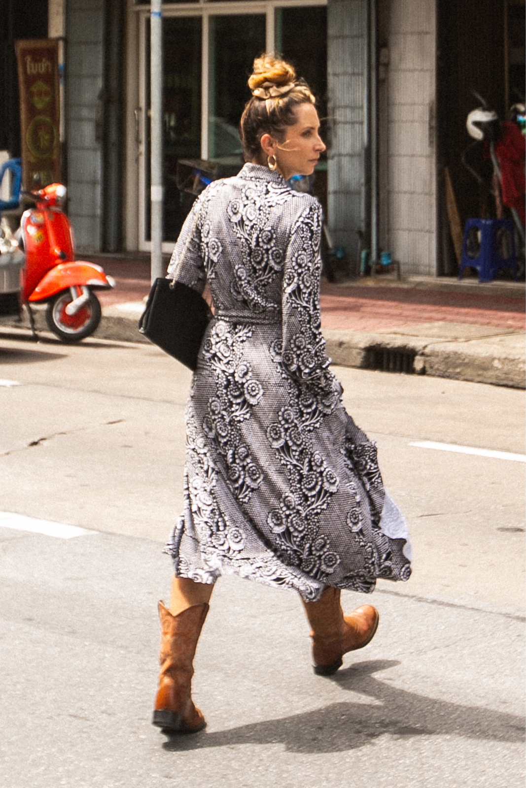 LIKE A LADY print koronkowa robota na czerni LIKE A LADY print koronkowa robota na czerni