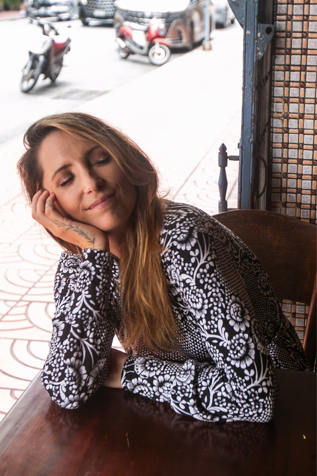 LIKE A LADY print koronkowa robota na czerni LIKE A LADY print koronkowa robota na czerni