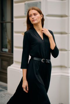 {b}KASIA 174 cm
model
dress XS {b}KASIA 174 cm
model
dress XS