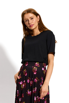 {b}KASIA 174 cm
modelka
tiszert XS