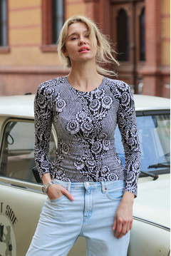 {b}MARZENA 182 cm
head of production
blouse XS {b}MARZENA 182 cm
head of production
blouse XS